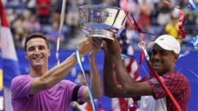 ▲英國網球名將索茲柏瑞（Joe Salisbury）與美國搭檔芮姆（Rajeev Ram）成功奪下美網雙打冠軍。（圖／美聯社／達志影像）