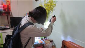 防疫人員於高雄市前鎮區執行孳生源查核，協助民眾檢視家中花瓶等容器內是否有孑孓或蚊卵。（圖／疾病管制署提供）