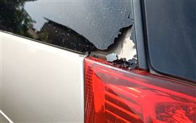 彰化溪州鄉長參選人楊金源住家傳槍響，姪子轎車有7個彈孔。（圖／民眾提供）