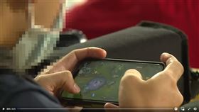 第五分局警員在台中洲際棒球場執勤時打手遊，遭球迷錄下。（圖／翻攝爆料公社）