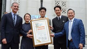 在典禮被韓媒問演《星際大戰》影集，李政宰（右二）說話了。（圖／翻攝自John Lee Councilman IG）