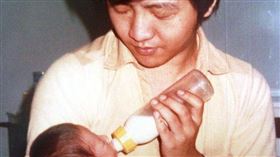 陳時中發文感謝太太與孩子，並配上年輕時懷裡餵食兒子的照片。相當感性。（圖／翻攝自陳時中粉絲頁）