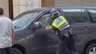 酒駕男攔查逃逸！三重悍警砸破窗逮人