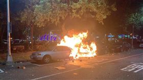 高雄市前鎮區正在施放炮竹，路邊二車卻莫名起火。（圖／翻攝畫面）