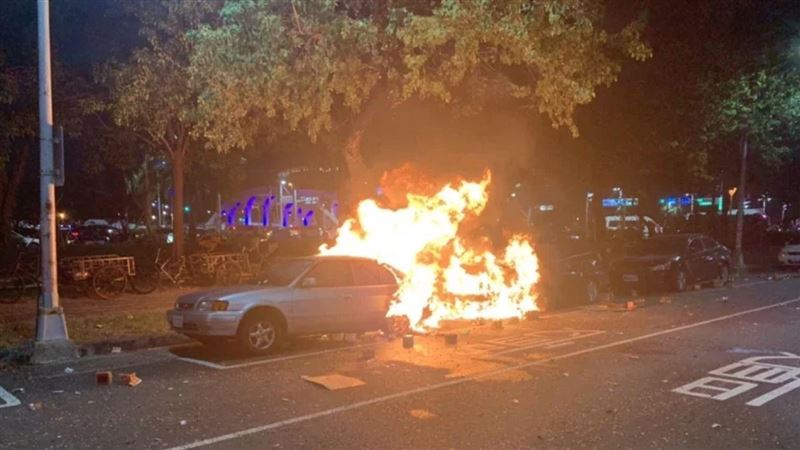 高雄民眾慶中秋放炮竹　2車原地起火