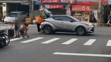三寶停路中央卸行李　網吐1句太中肯