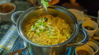 韓人驚「泡麵為何必加1物」？台灣人解答