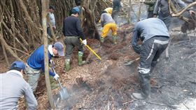 阿里山區森林火警　鐵鍬覆土處理殘火（1）嘉義林區管理處阿里山事業區第35林班20日下午傳火警，經林務局動員徒步搶救，21日空勤直升機再以水袋灌救，火勢獲得控制，隨後人員並以鐵鍬覆土、處理殘火。（嘉義林管處提供）中央社記者江俊亮傳真　108年2月21日