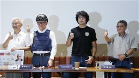 曹興誠宣示全民皆兵抵抗侵略決心（2）聯電前董事長曹興誠（左2）1日頭戴頭盔、身穿防彈背心舉行記者會，宣布恢復中華民國台灣國籍，並宣布將資助兩個計畫。圖右起為前哨預策創辦人范疇、黑熊學院共同發起人沈伯洋。中央社記者郭日曉攝  111年9月1日