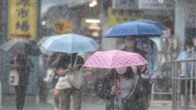颱風梅花逼近　街頭民眾撐傘避雨中央氣象局11日上午發布中颱梅花海上颱風警報，預估12、13日是梅花距離台灣最近的時候，11日在大台北、東北部有局部大雨。圖為台北地區下起雨來，民眾走在公館商圈撐傘避雨。中央社記者王飛華攝  111年9月11日