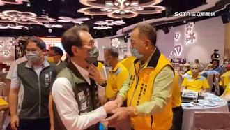 中秋連跑行程　鄭運鵬沙啞按喉嚨發聲