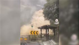 ▲大雨不斷下的新北市烏來，山路開始淹水半個輪胎，路旁山壁還出現驚人黃土瀑布。（圖／烏來區信賢里里長提供）