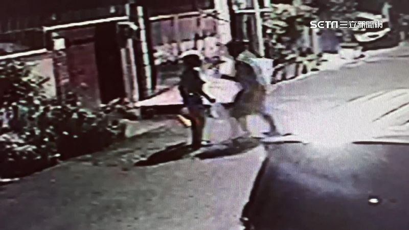 不滿塑膠桶佔位　壯男竟推倒83歲嬤