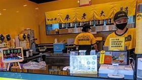 廖老大飲料店，店員成為亮點。（圖／翻攝自爆廢公社公開版臉書）