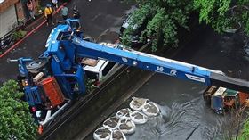 ▲新北市永和吊車翻覆，壓垮路邊2車，怪手也被橫躺。（圖／翻攝自我是永和人臉書社團）