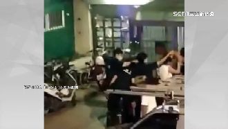 烤肉父子扭打遭上銬　兒喊：爸對不起
