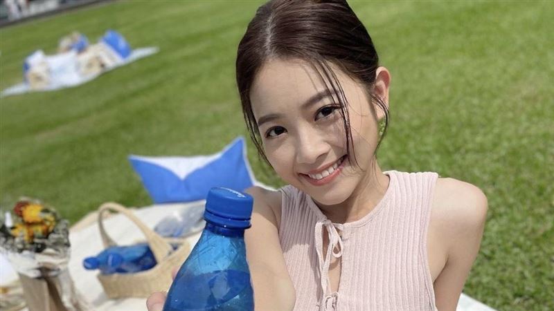 台8表妹不藏了　前綁帶背心內衣跑出