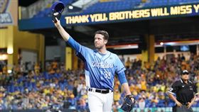 羅力投4.1局後達成生涯第1500局投球，在洲際球迷熱情掌聲下光榮退場。（圖／富邦悍將提供）