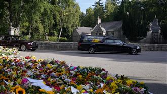 英女王靈柩運抵愛丁堡　民眾含淚送別