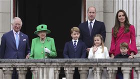 伊莉莎白二世較疼愛孫媳婦凱特。（圖／美聯社／達志影像）