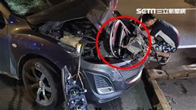 ▲台北市內湖中秋夜過後發生行車糾紛，竟4車追逐，還爆發大亂鬥，其中一車被折凳插入引擎，警方傍晚逮4人送辦。（圖／翻攝畫面）