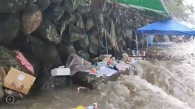 ▲梅花颱風進逼，為台灣山區帶來雨量。新北市三峽大豹溪山洪暴發，沿岸烤肉民眾驚險疏散。棚架、烤肉架等等通通被沖走，相當嚇人。（圖／翻攝自記者爆料網）