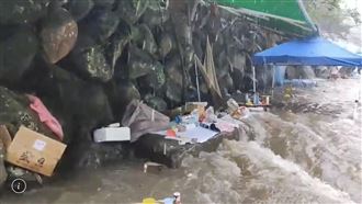 直擊大豹溪山洪爆！淹沒河岸烤肉群
