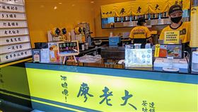 ▲廖老大飲料店，店員成為亮點。（圖／翻攝自爆廢公社公開版臉書）