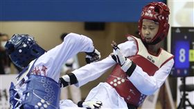 全運會跆拳道  羅嘉翎首戰告捷（3）110年全國運動會跆拳道賽事18日在板樹體育館舉行，東京奧運跆拳道銅牌得主羅嘉翎（紅衣）在女子57公斤級首戰對上上屆全運會金牌黃懷萱，以18比7取勝。中央社記者吳家昇攝  110年10月18日