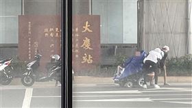 3騎士路邊幫身障男穿雨衣，暖舉感動近7千人。（圖／翻攝自爆料公社）