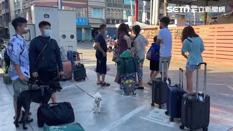 收假遇颱！小琉球遊客摸黑排隊搶登船