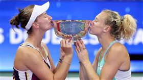 ▲「捷克雙娃」卡雷茨科娃和斯尼科娃奪下美網女雙冠軍。（圖／翻攝自WTA推特）