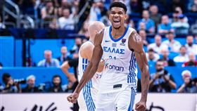 ▲儘管捷克派出多人防守安戴托昆波（Giannis Antetokounmpo），仍然難以抵擋他在禁區的破壞力。（圖／翻攝自FIBA官網）