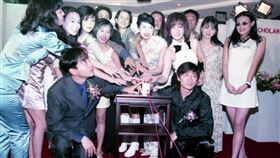 潘迎紫曬出一張昔日舊照，問大家能認的出多少人。（圖／翻攝自潘迎紫微博）