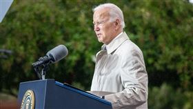 美國911恐怖攻擊事件屆滿21週年，總統拜登親赴五角大廈，在雨中獻上花圈，並發表演說緬懷當年犧牲的美國人。（圖/翻攝自facebook.com/POTUS）
