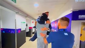 ▲義大利教練波澤柯（Gianmarco Pozzecco）飛撲字母哥。（圖／翻攝自Eurohoop推特）