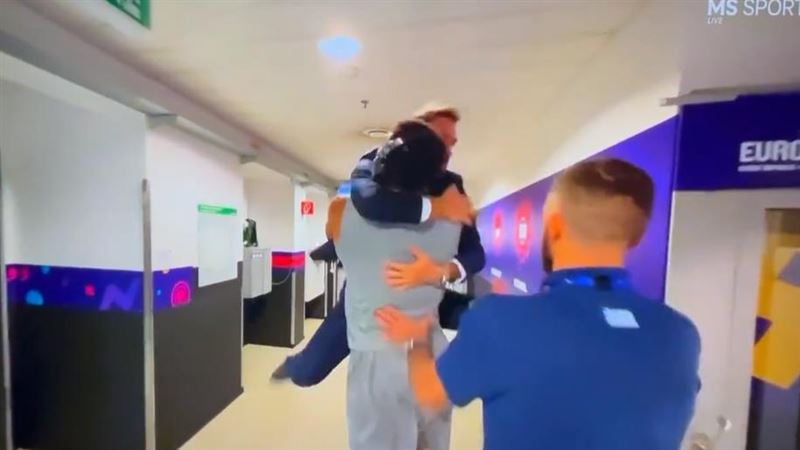 義大利教練興奮過頭　飛撲熊抱字母哥