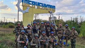 圖為10日烏軍收復哈爾科夫，軍人們在一處地標旁合影留念。（圖／翻攝自facebook.com/TerritorialDefenseForces）
