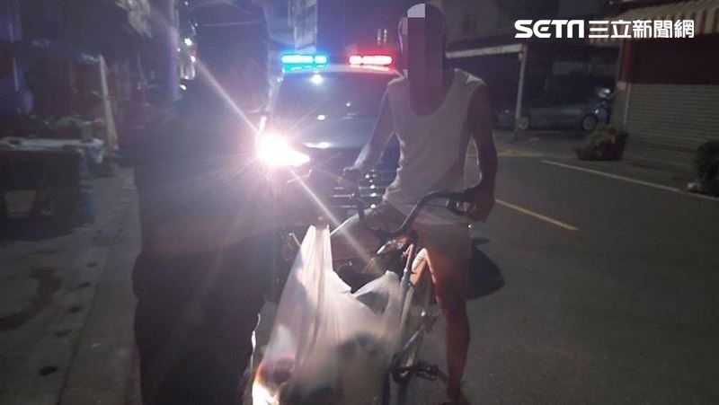 高雄光頭內褲哥慘了　全因車前塑膠袋