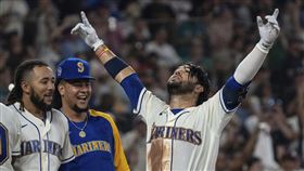 ▲水手靠著蘇瓦瑞茲（Eugenio Suarez）再見全壘打扳倒勇士。（圖／路透社／達志影像）