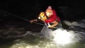南投仁愛鄉法治村武界部落，栗栖溪暴漲，登山隊受困，女山友嚇哭，武界派出所勇警冒險揹負涉溪　（圖／翻攝畫面）