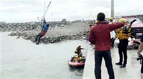 彰濱工業區出海口，62歲老翁撿冰桶，落海 (圖／翻攝畫面)