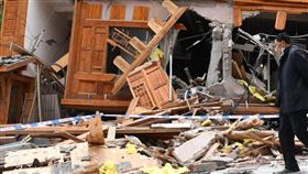 中國四川甘孜州瀘定縣5日發生規模6.8的地震，磨西鎮房屋毀損。（圖／中新社）