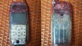 原PO曬出「跑馬燈小海豚」手機。（圖／翻攝自《爆廢公社》）