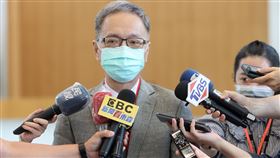 慈濟採購BNT疫苗議題　薛瑞元：政府從未阻擋衛福部長薛瑞元（中）12日針對慈濟採購BNT疫苗議題表示，政府在過程中從未阻擋，甚至充分與民間團體合作，才能迅速採購疫苗提供民眾施打，外界的質疑「是自己想像」。中央社記者鄭傑文攝  111年9月12日