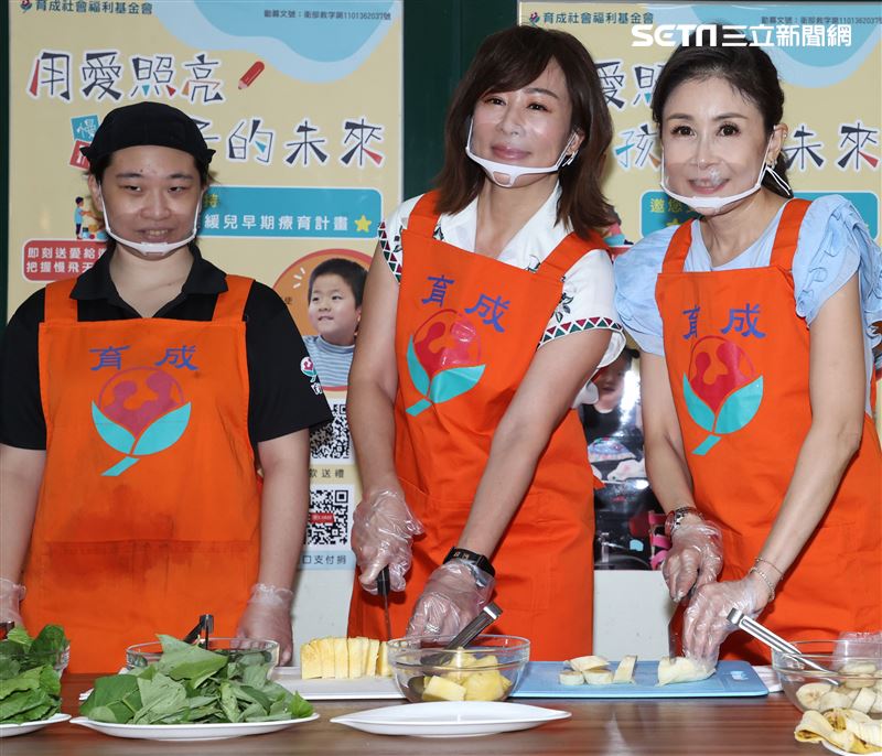 路永佳、曲艾玲出席愛心小積木堆積馬拉松捐贈活動開跑，製作精力湯。（記者邱榮吉/攝影）