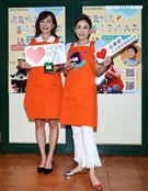 路永佳、曲艾玲出席愛心小積木堆積馬拉松捐贈活動開跑，製作精力湯。（記者邱榮吉/攝影）