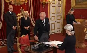 第1天上班就受夠？查爾斯臭臉照瘋傳(圖/翻攝自推特)