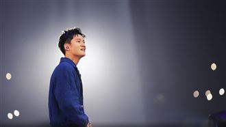 周興哲當人體陀螺　唱限定曲掀回憶殺