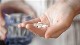 有服用降血壓藥物的民眾，特別要避免同時食用柑橘類水果，包括柚子、文旦、葡萄柚，避免副作用發生機率提供。另外，常見的苦橙、萊姆和柑橘，也含有相同成分，只是含量沒有葡萄柚來得高，非大量攝取狀況下，對藥效影響性不及葡萄柚顯著。